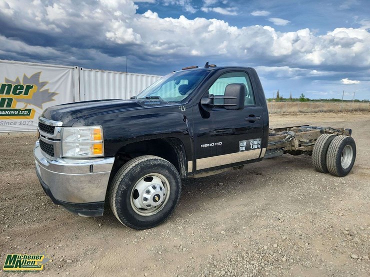 2012-chevrolet-silverado-3500-image-1