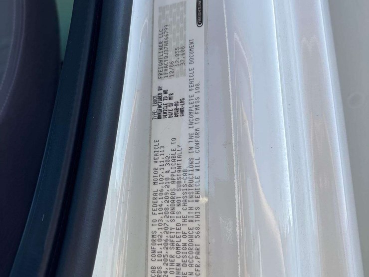 2007-freightliner-m2-106-image-5