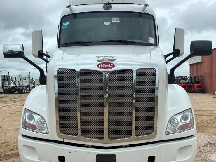 2019-peterbilt-579-image-2