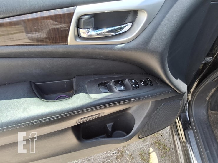 2013-nissan-pathfinder-sl-image-13