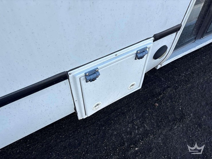 2014-chevrolet-express-shuttle-bus-image-21