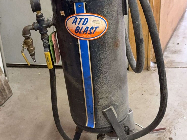 sandblasting-equipment-assortment:-central-pneumatic-cabinet-and-atd-blast-unit-image-8