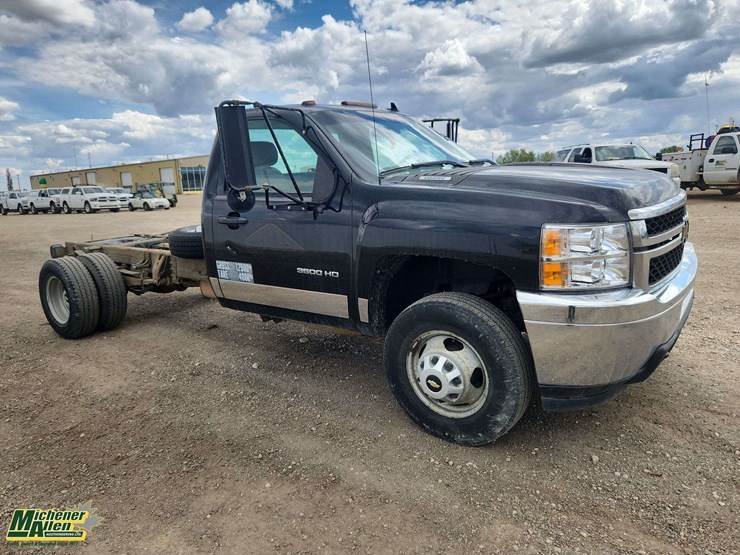 2011-chevrolet-silverado-3500-image-2