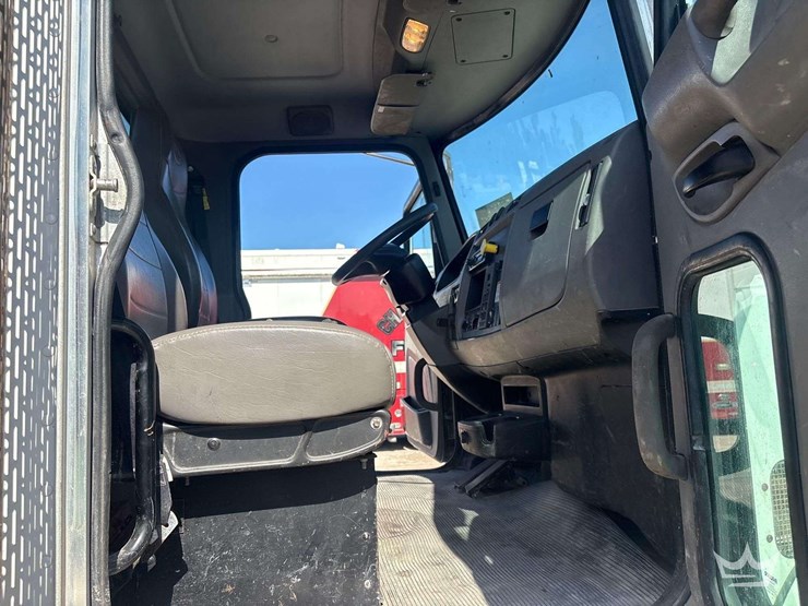2017-peterbilt-337-image-32