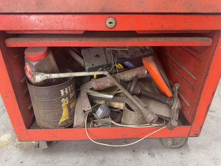 snap-on-tool-cabinet-with-assorted-tools-image-22