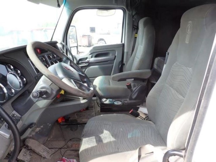 2016-kenworth-t880-image-24