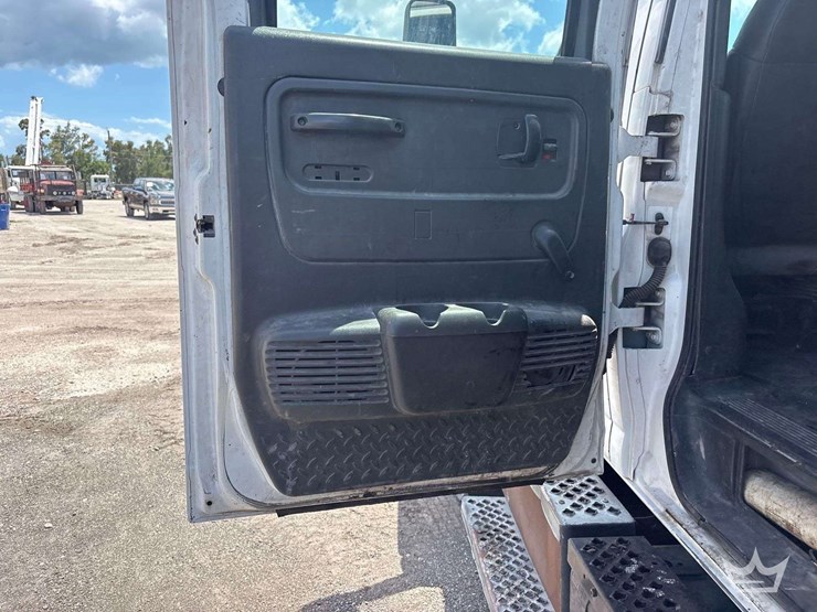 2006-gmc-c7500-crew-cab-flatbed-dump-truck-image-10