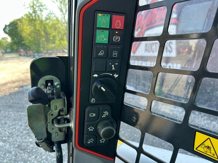 2020-bobcat-s76-image-19