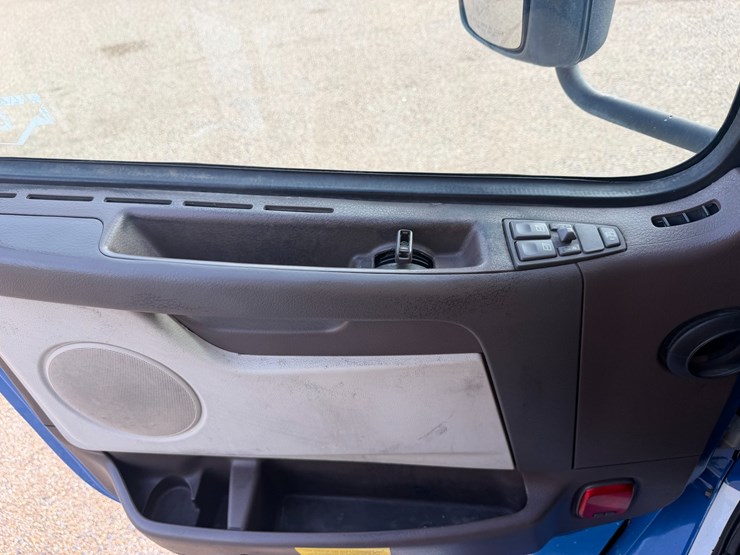 2018-volvo-vnl64t300-image-10