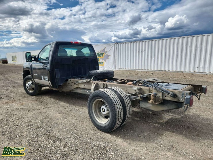 2012-chevrolet-silverado-3500-image-3