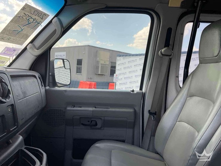 2012-ford-cargo-image-39