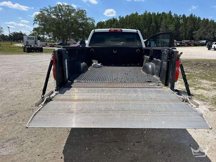 2018-chevrolet-silverado-2500-image-21