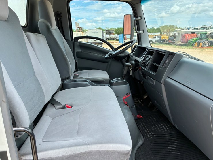 2019-isuzu-npr-image-9