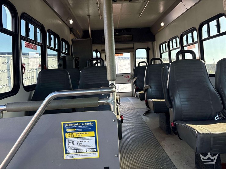 2014-chevrolet-express-shuttle-bus-image-31
