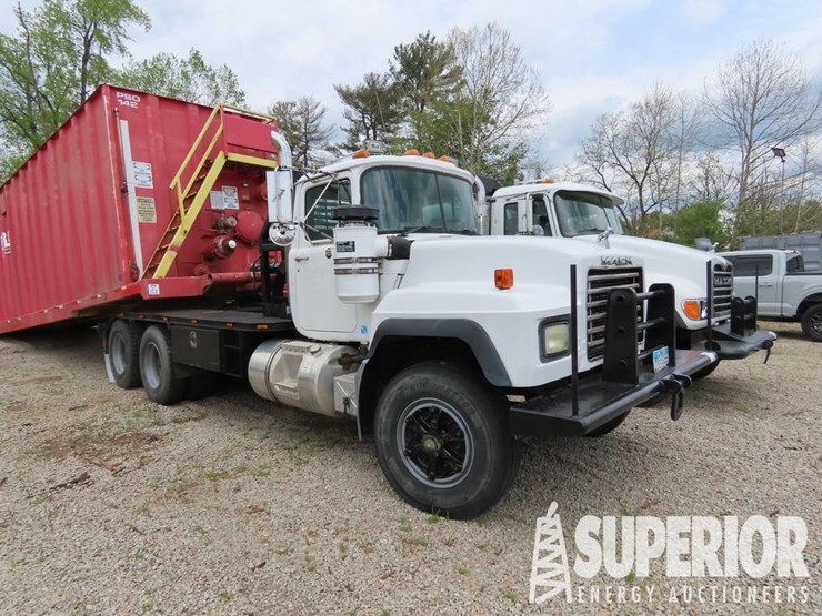 1994-mack-rd690s-image-1