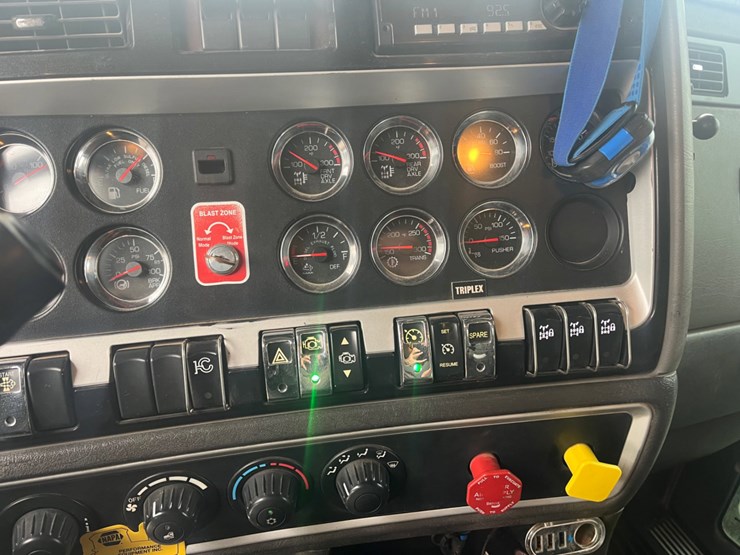 2015-kenworth-t800-image-30