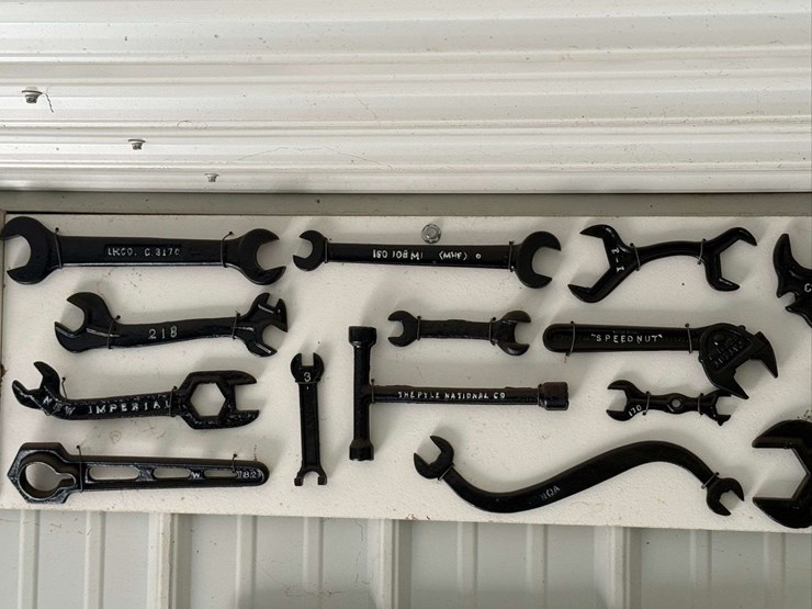 collection-of-assorted-wrenches-image-3