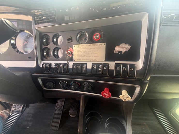 2011-kenworth-t800-image-14