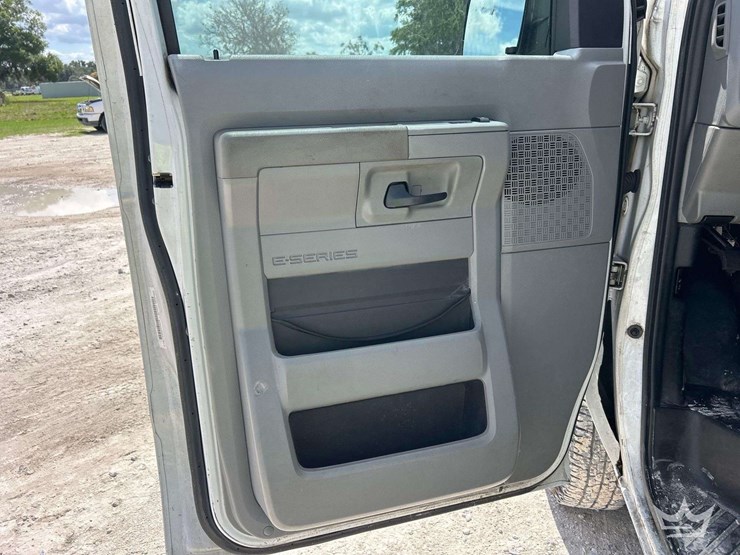 2009-ford-cargo-image-12