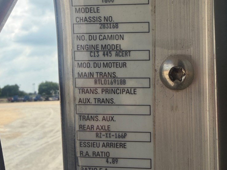 2011-kenworth-t800-image-26