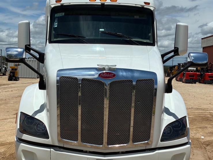 2019-peterbilt-579-image-2
