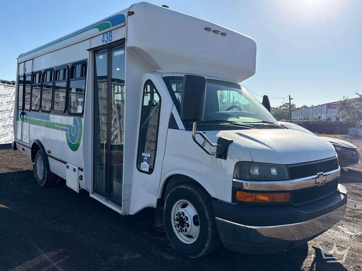 2014-chevrolet-express-shuttle-bus-image-2