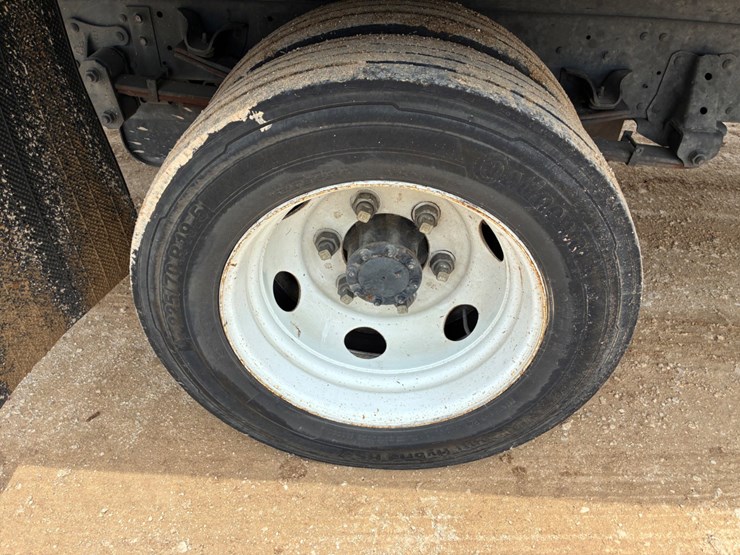 2019-isuzu-npr-image-12