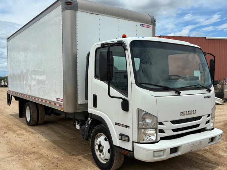 2019-isuzu-npr-image-3
