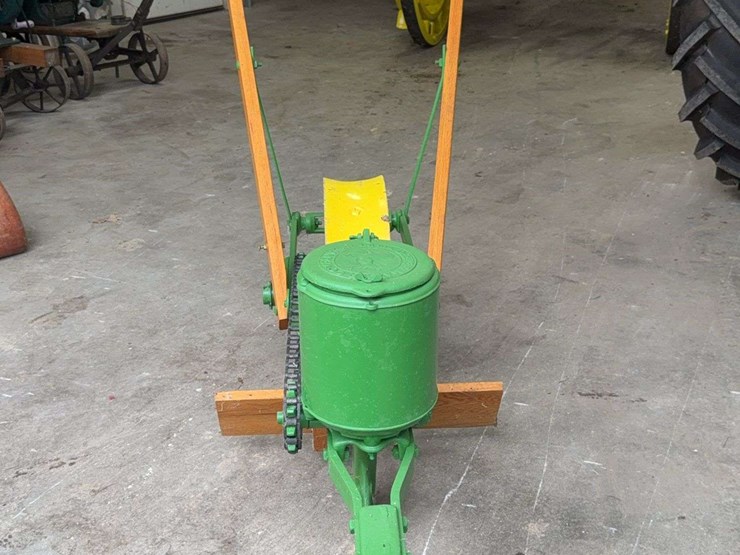 john-deere-deere-&-mansur-co.-hand-push-planter-image-4
