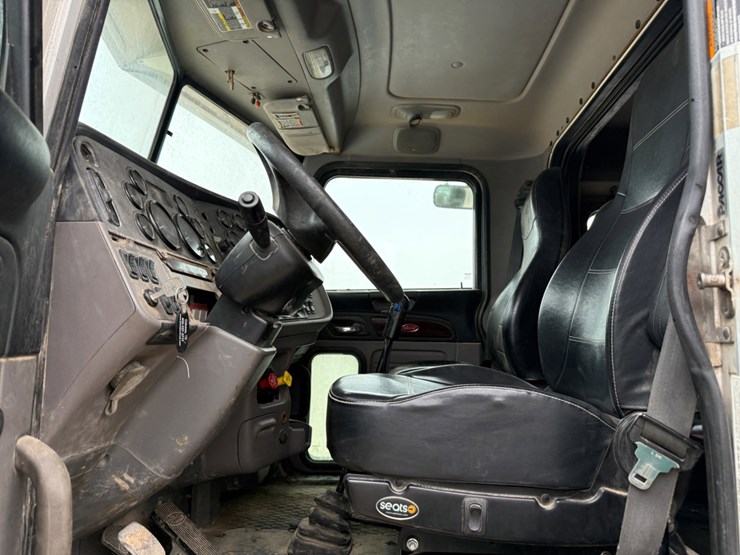 2012-peterbilt-367-image-11