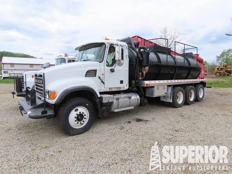 (x)-(19-1)-2006-mack-granite-cv213-3-axle-80-bbl-v...-image-1