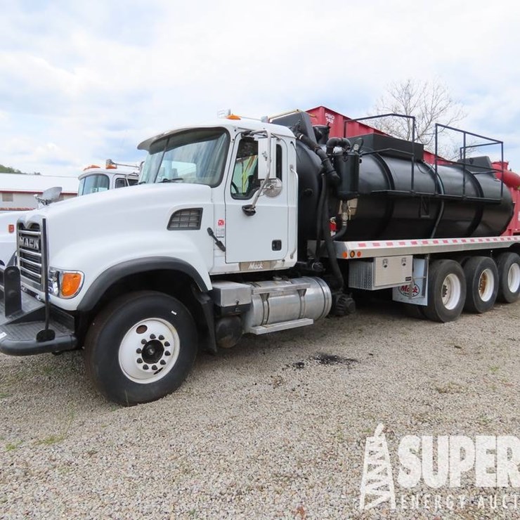 (x) (19-1) 2006 MACK Granite CV213 3-Axle 80-Bbl V...