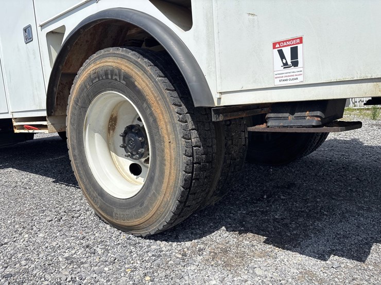 2020-freightliner-m2-106-image-8