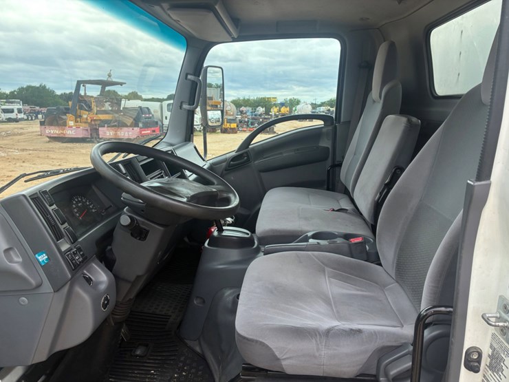2019-isuzu-npr-image-8