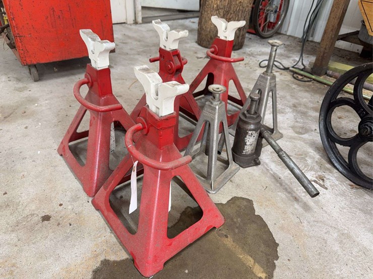group-of-jack-stands-image-1