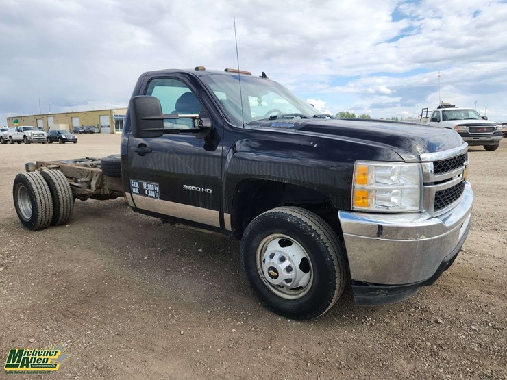 2012-chevrolet-silverado-3500-image-2