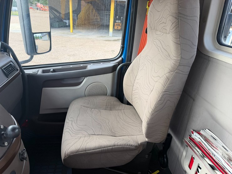 2018-volvo-vnl64t300-image-13