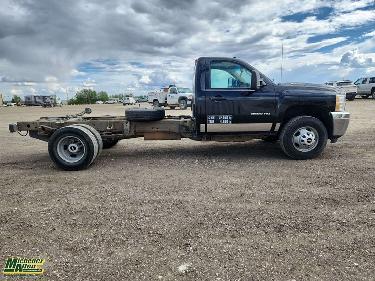 2012-chevrolet-silverado-3500-image-8