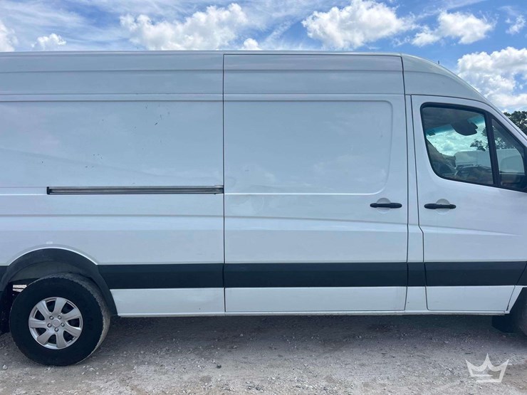 2016-mercedes-benz-sprinter-2500-image-25