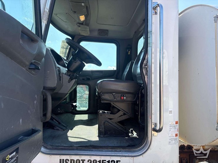 2017-peterbilt-337-image-19