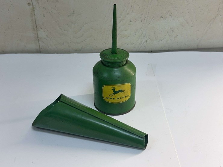 john-deere-oiler-can-with-model-e-engine-funnel-image-1