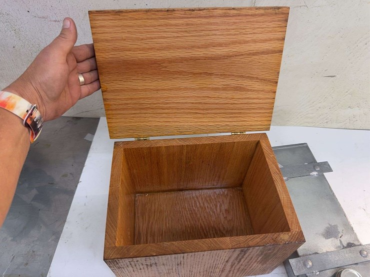 wooden-box-with-lid-and-metal-tank-image-7