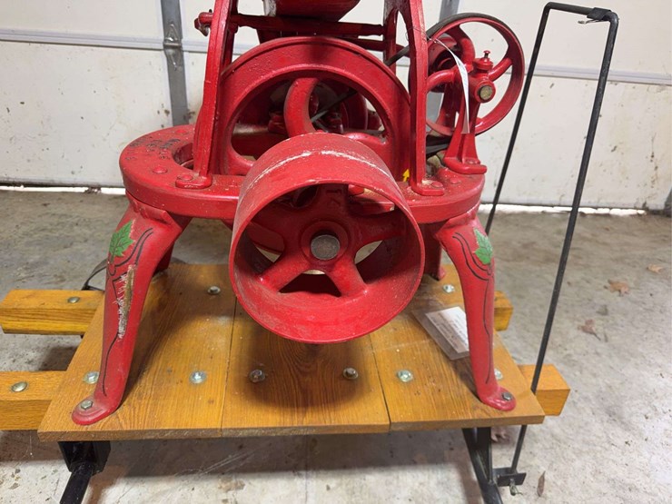 maple-leaf-jr.-grain-grinder-image-15