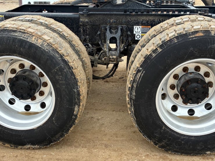2019-peterbilt-579-image-15