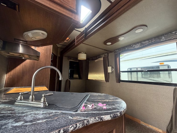 2016-keystone-5th-wheel-image-8