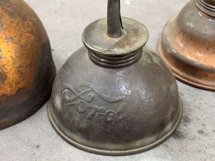 assorted-oil-cans,-including-ford-marked-can-image-2