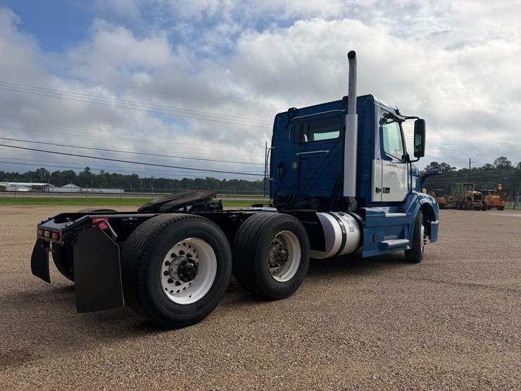 2018-volvo-vnl64t300-image-3