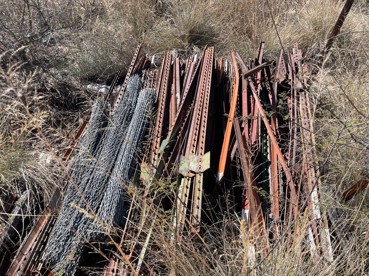 #1027-•-6'-t-posts-and-fence-staves-image-8