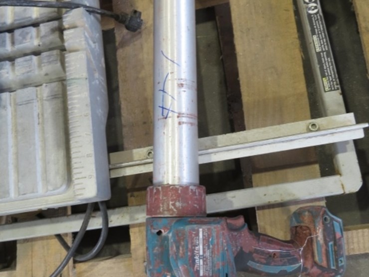 makita-xgc01-barrel-style-caulk/adhesive-gun-image-1