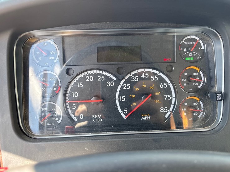 2020-freightliner-m2-106-image-18